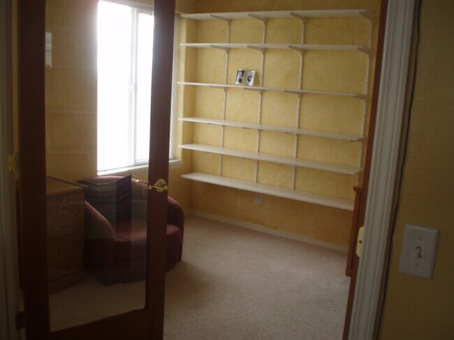 Building Photo - 3 Bedroom, 2 Bath Condo Fully Furnished