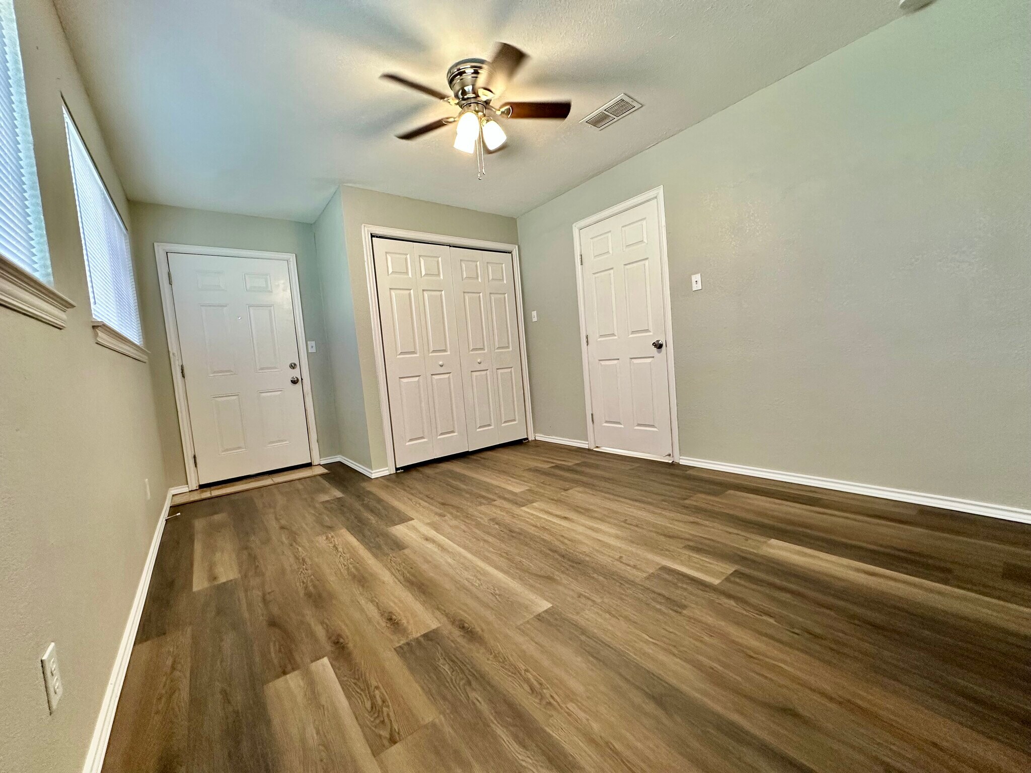 Building Photo - 5320 Lovell Ave