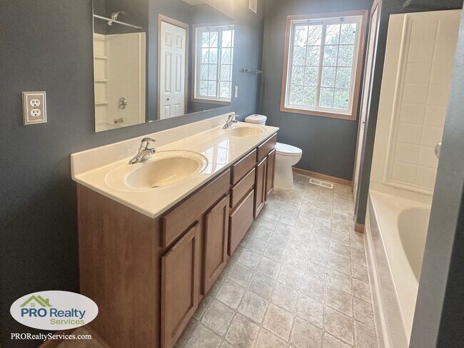 Building Photo - Recently Remodeled 3 Bedroom Townhome
