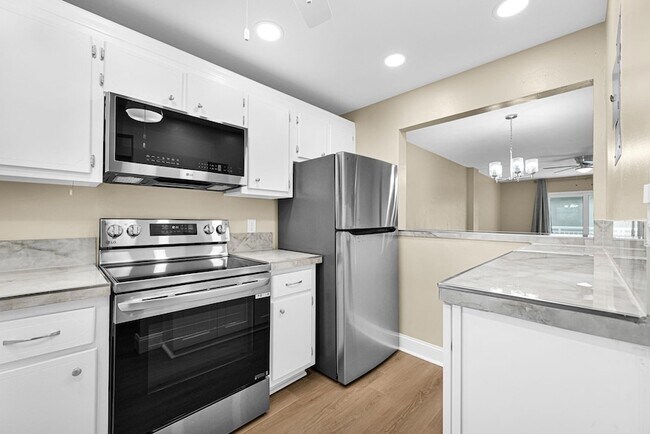 Building Photo - 1161 Hillsboro Mile Unit 207