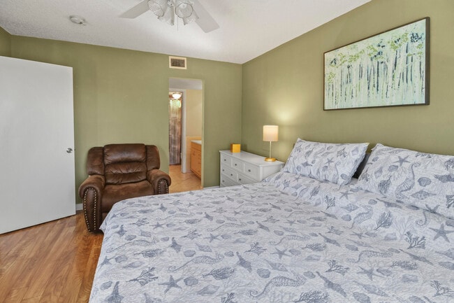 Building Photo - 2936 Lake Shore Dr