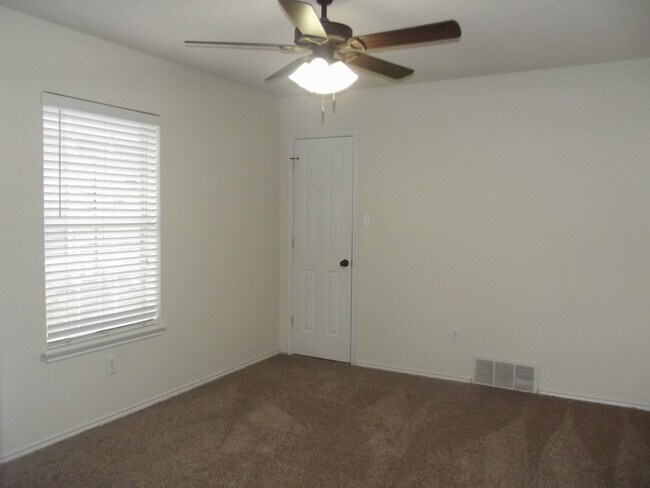 Building Photo - Three Bedroom in South Lubbock