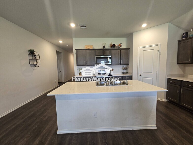 Building Photo - 616 Chuck Wagon Dr
