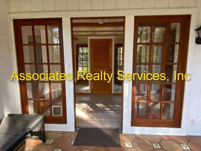 Building Photo - Charming 3 Bedroom w/ study that can be 4t...