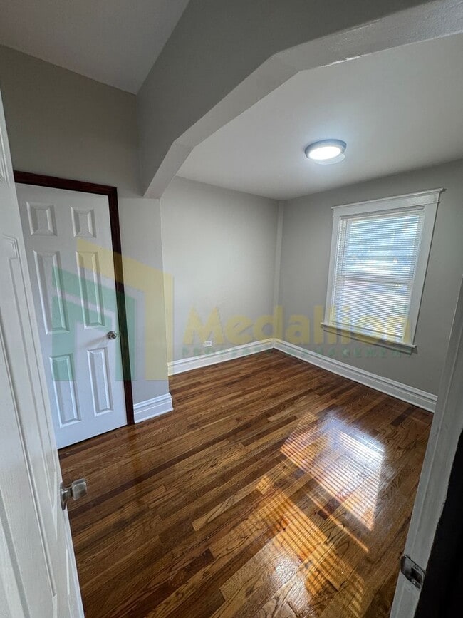 Building Photo - Updated Bungalow - 4Bed - Great location!