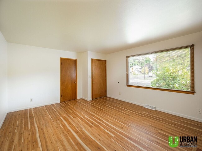 Building Photo - 1406-1408 S Cedar St