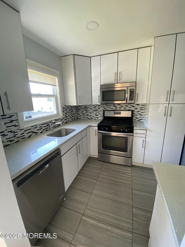 Building Photo - 871 Red Oaks Dr