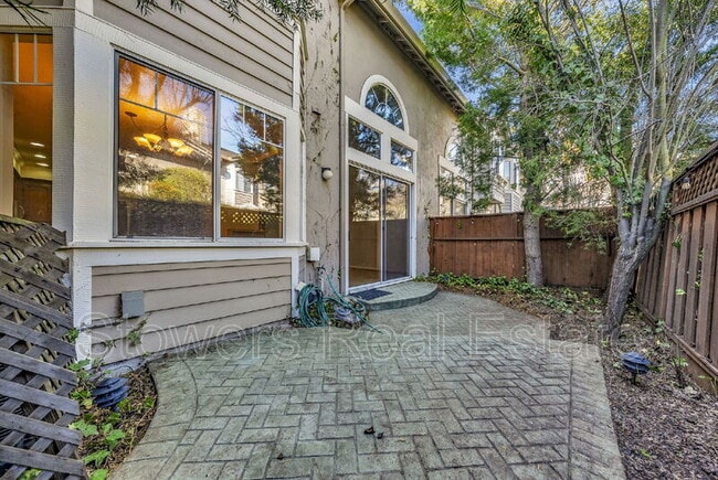 Building Photo - 424 Sutton Cir