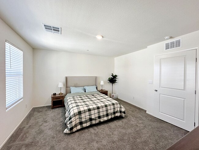 Building Photo - FURNISHED 3 BEDROOM + LOFT TOWNHOME WITH 2 CAR GARAGE