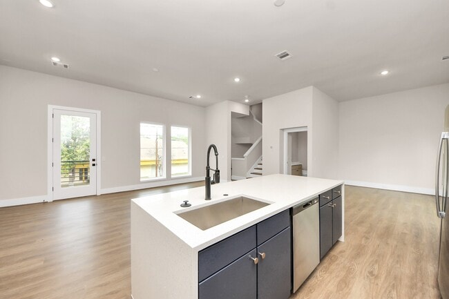 Building Photo - 783 Mansfield St