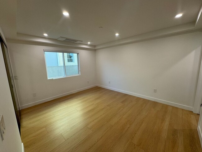 Building Photo - Spacious 1000 sq ft First-Floor Back ADU i...