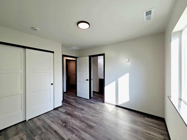 Building Photo - 1214 N Baker Ave