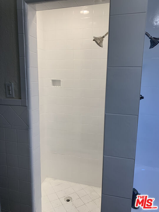 Building Photo - 627 W 79th St