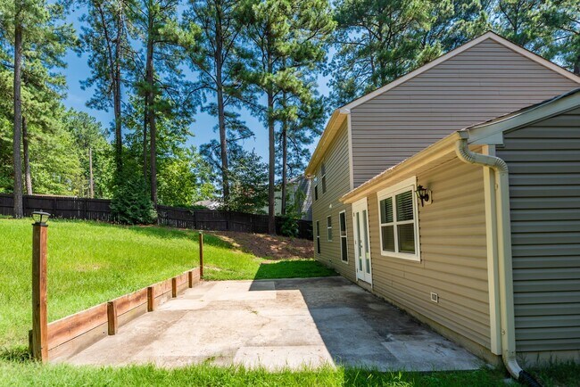 Building Photo - Spacious 3 bedroom home in desirable SW Durham! Super dog friendly with large fenced yard!