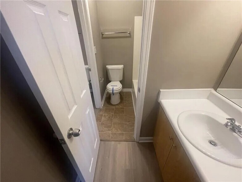 Unit B - 5787 Summerglen Ln
