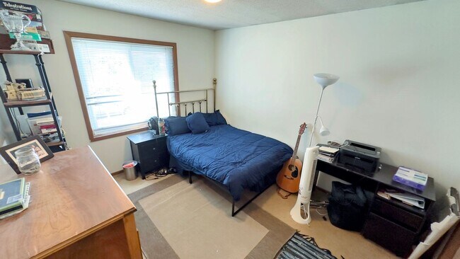 Building Photo - 3 Bed 1 Bath Apartment - Available Septemb...