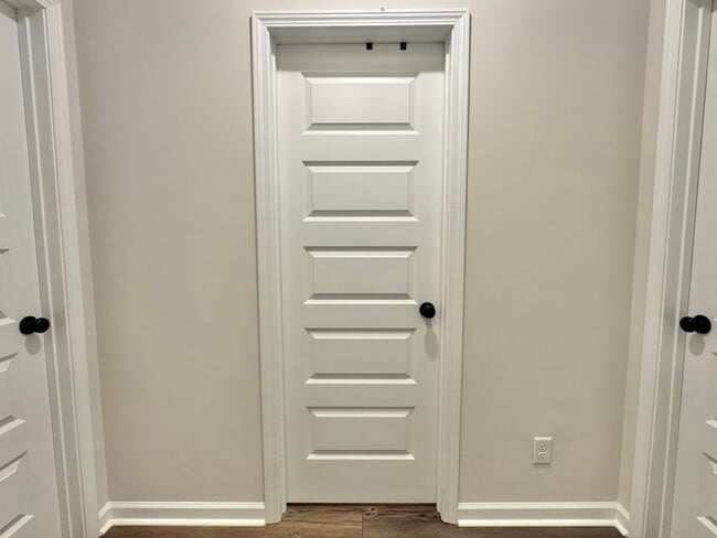 Building Photo - AVAILABLE NOVEMBER [PET FRIENDLY]