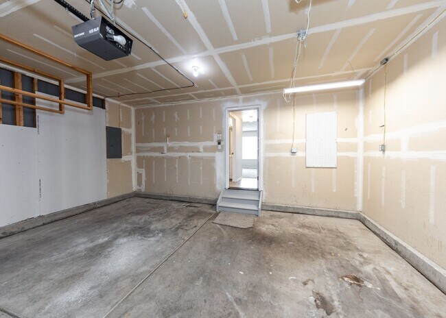 Building Photo - Newly Updated 4 Bed Home Centrally Located