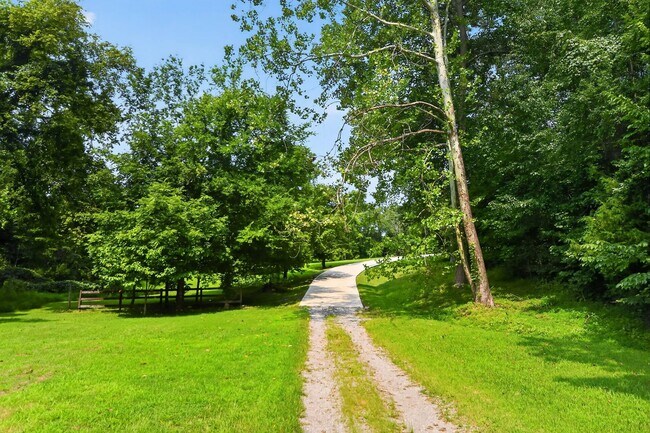 Building Photo - Pet Friendly on Three Acres!