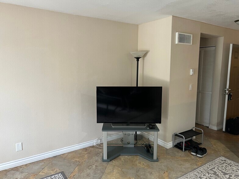 Building Photo - 8889 Caminito Plz