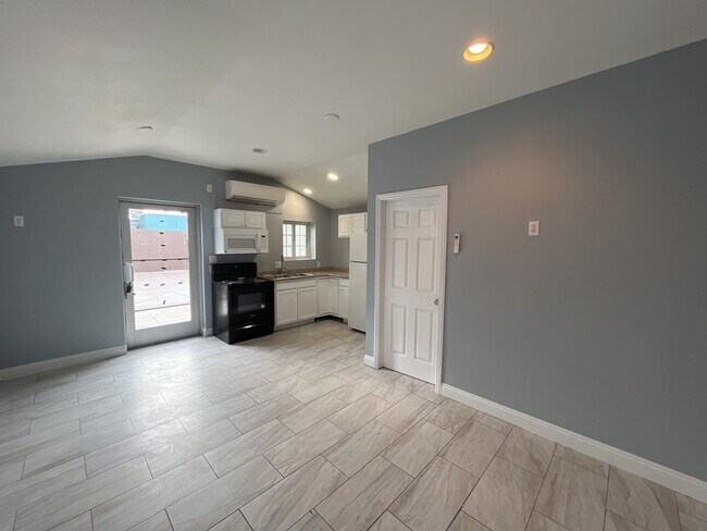 Building Photo - ALL UTILITIES INCLUDED STUDIO CENTRALLY LO...