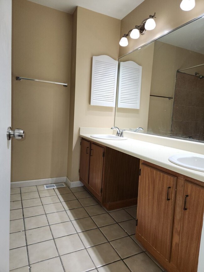 Building Photo - Wonderful townhome unit in Arvada! MOVE IN READY!!