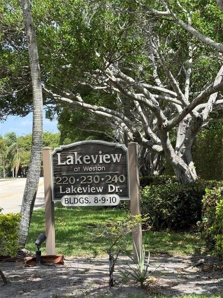 Building Photo - 230 Lakeview Dr