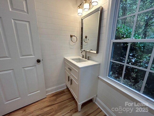 Building Photo - 10316 Whitethorn Dr