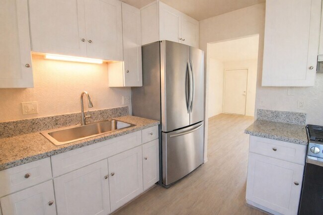 Building Photo - Recently Renovated, Single-Level 2-Bedroom Apartment with Small Fenced Yard.