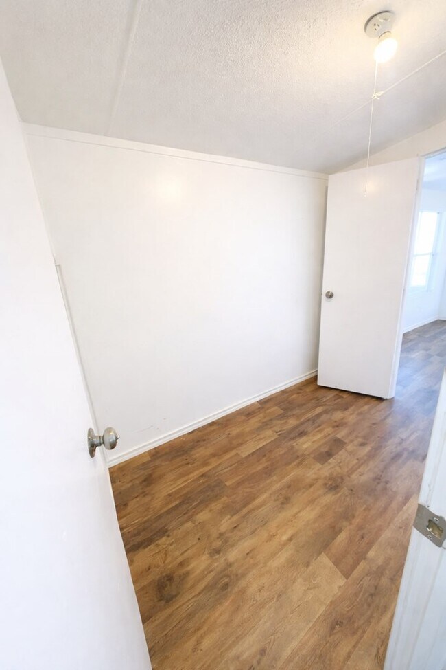 Building Photo - 14574 W 3rd St