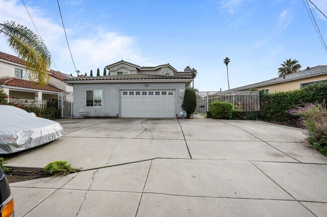 Building Photo - Expansive estate style home - 5 minute drive to SDSU!