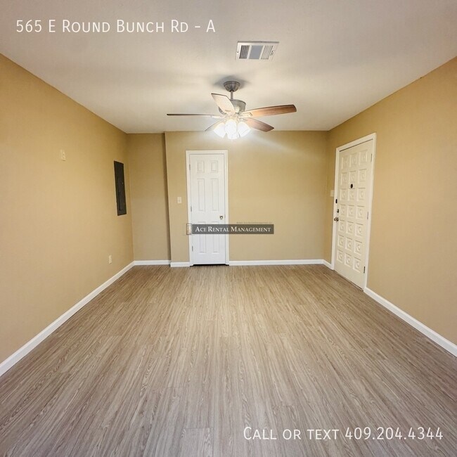 Building Photo - 565 E Roundbunch Rd