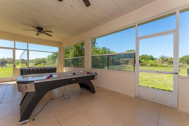 Building Photo - 2832 Rodeo Dr