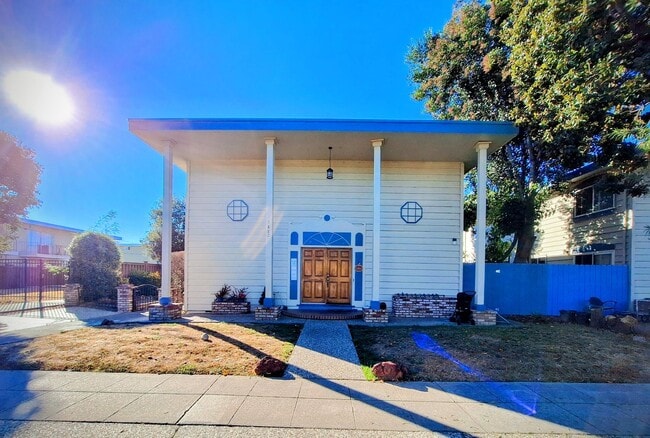 Building Photo - Refurbished 3bd Townhouse Style Apartment