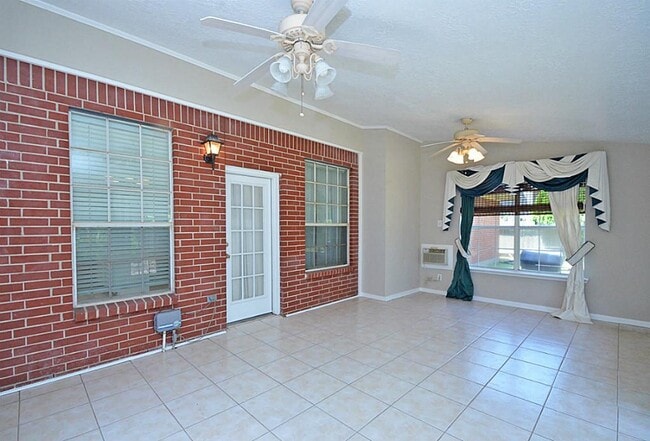 Building Photo - 523 Crestridge Dr