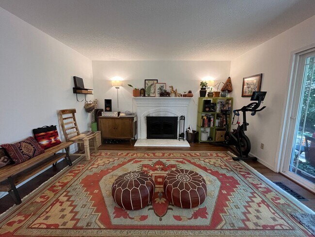 Building Photo - Beautiful 4Bd + 3Ba in Portland!! Offers Beautiful Outdoor Views and Great Gardening Backyards!!