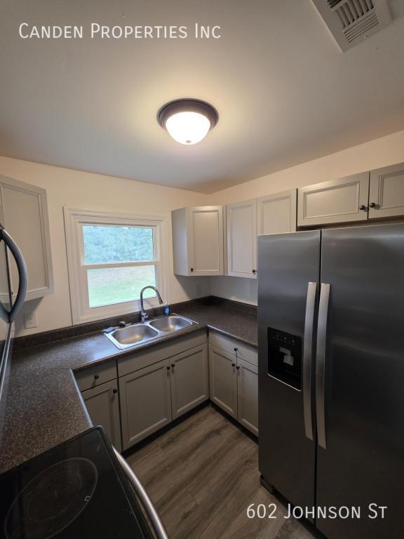 Building Photo - 602 Johnson St