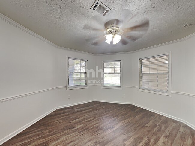 Building Photo - 2860 Cove Crossing Dr