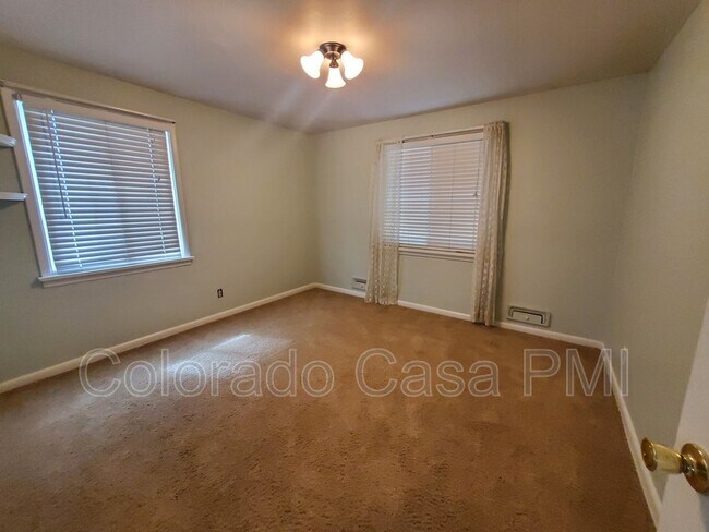 Building Photo - 2123 Robin Dr