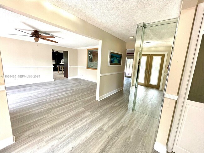 Building Photo - 10001 NW 11th Manor