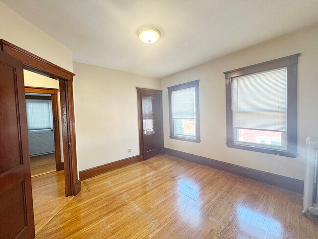 Building Photo - 211 Gladstone St