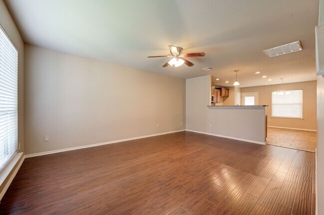 Building Photo - ** $500 Off Move-in Special ** Gorgeous 4 ...