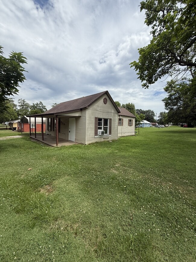 Building Photo - 410 W Argyle Ave