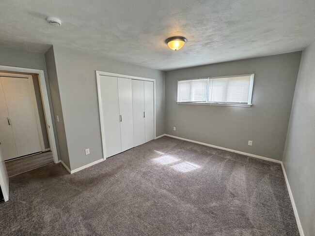 Building Photo - 1359 W 53rd St