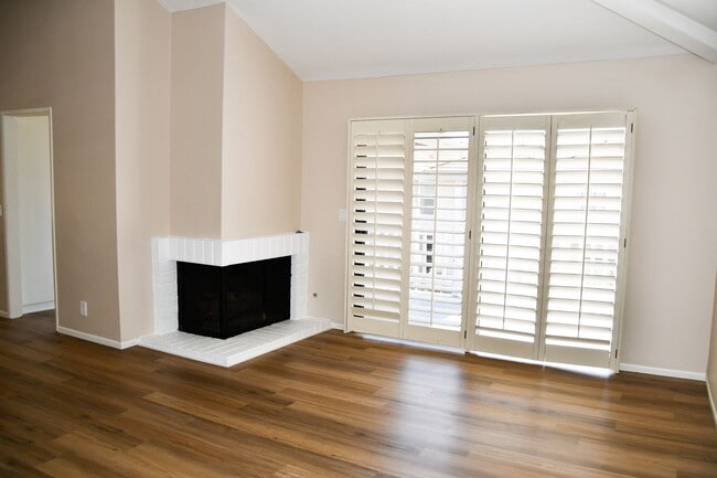 Building Photo - Newly remodeled and updated