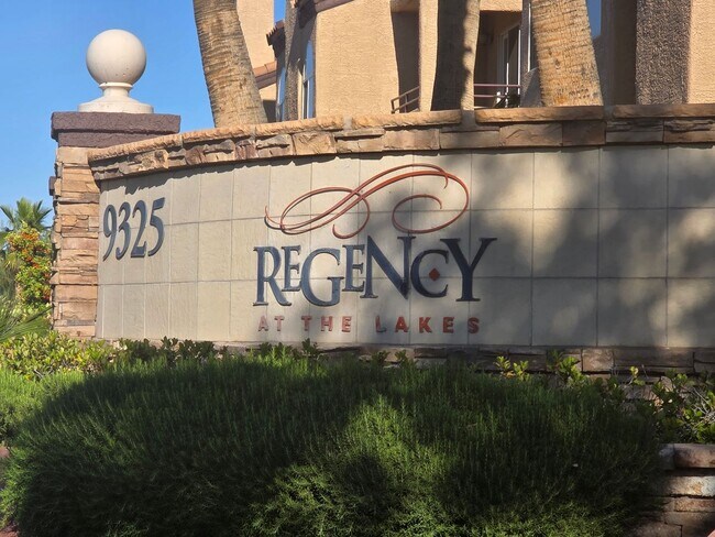 Building Photo - Resort Style Condo At The Lakes