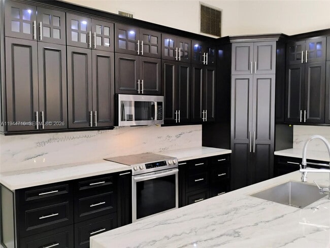 Building Photo - 9654 Sun Pointe Dr