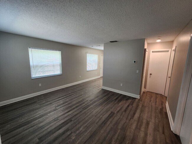 Building Photo - Housing Voucher Accepted -Upgraded 3 Bedroom 2 Bath - Minutes from Super Target and Publix