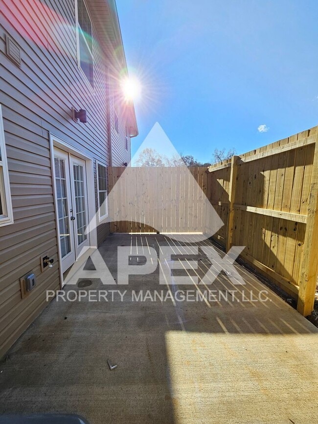 Building Photo - AVALON TOWNHOMES – LIKE NEW - 2 Bd/2.5 Ba Townhome off Topside Road with convenient access to Mar...