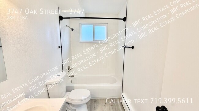 Building Photo - 3747 Oak St